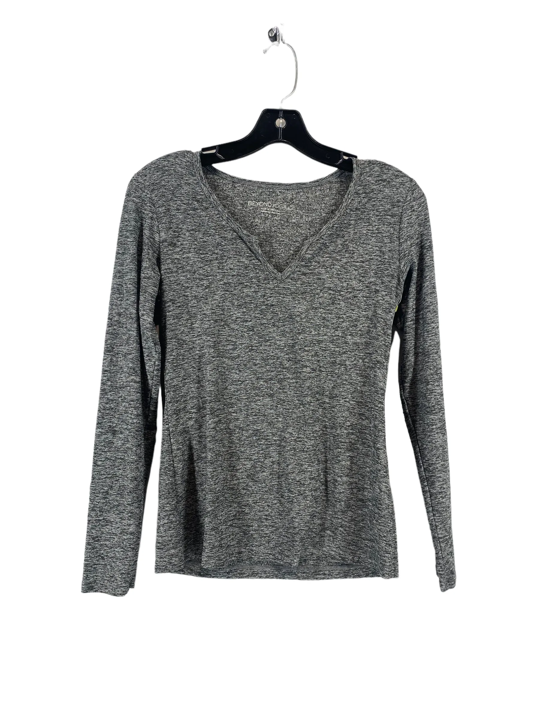 Athletic Top Long Sleeve Collar By Beyond Yoga In Grey, Size: S