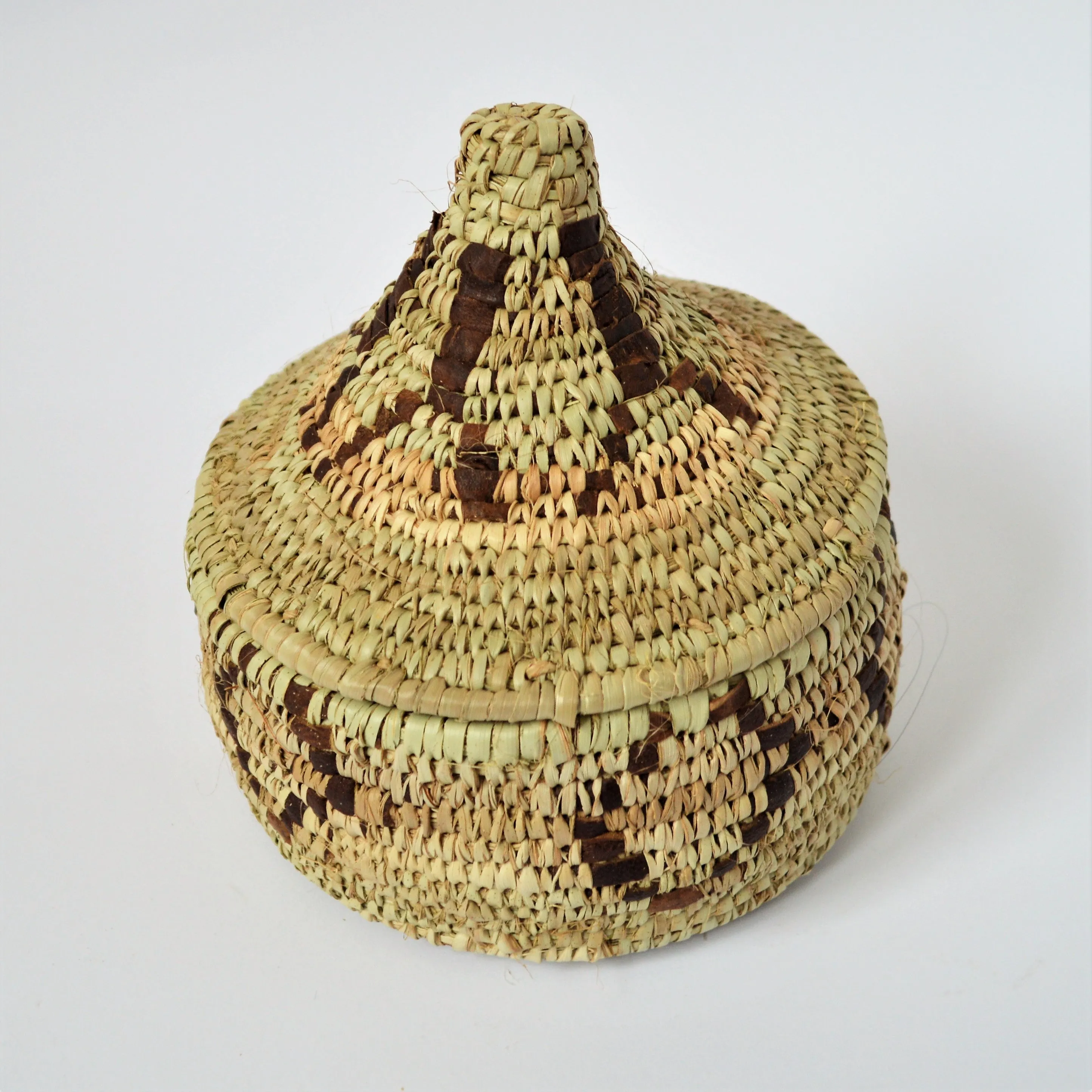 Woven basket lidded, Decorative leather and straw basket