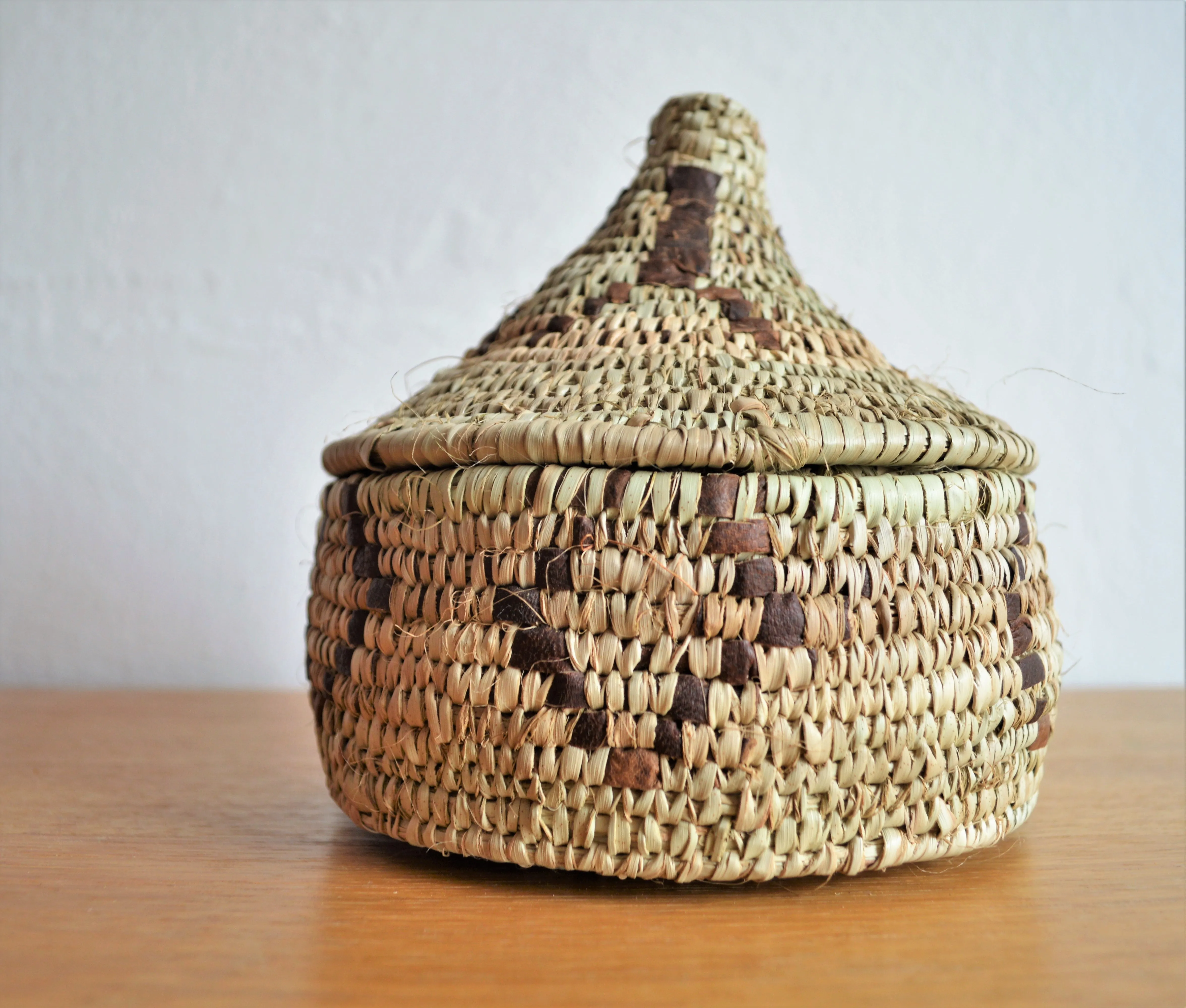 Woven basket lidded, Decorative leather and straw basket